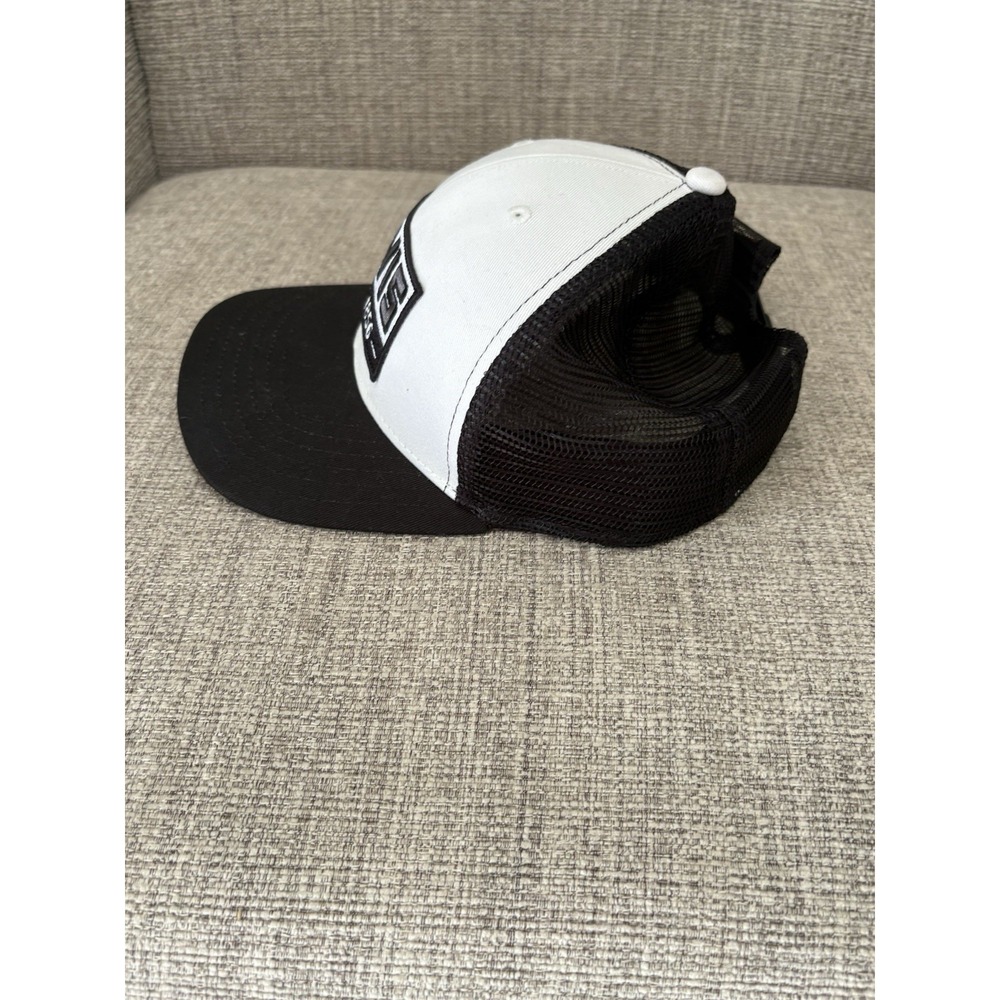 Or is SnapBack Mesh Hat Black/White - Picture 2 of 6